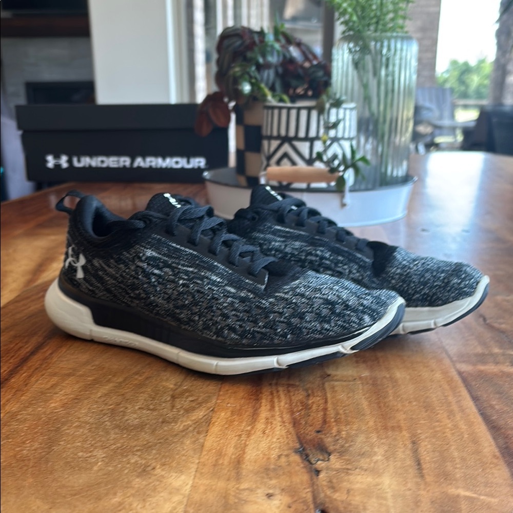 Under Armour Women's Lightning Athletic Shoe Size 8 Gray/black 30000103-001